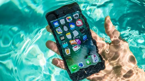 Hướng dẫn cách cứu nguy cấp tốc khi điện thoại bị vô nước